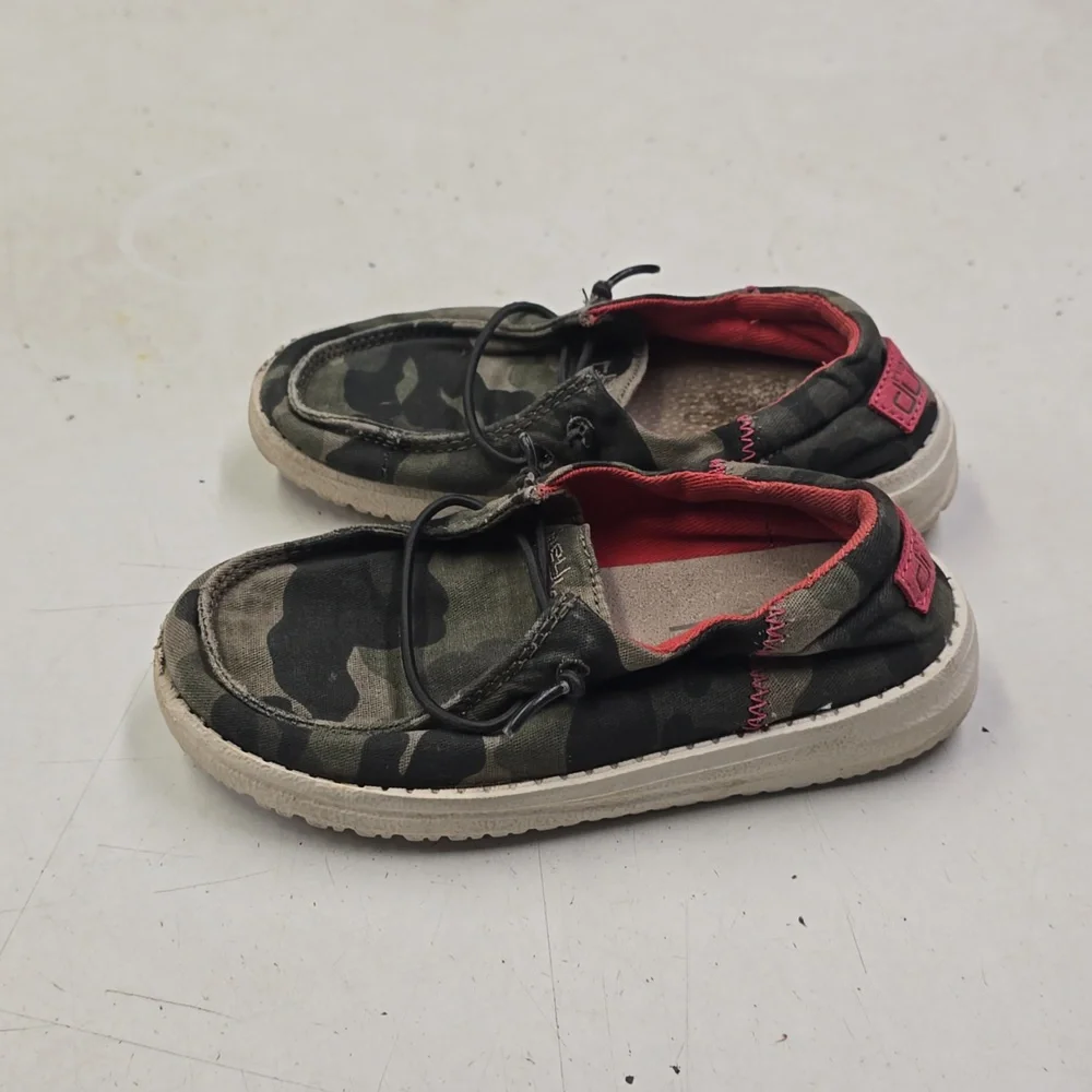 Hey Dude Kids Camouflage with Pink‎ Accents Size 9